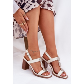 Sandalias para mujeres en el poste con una franja decorativa blanca blanco 6