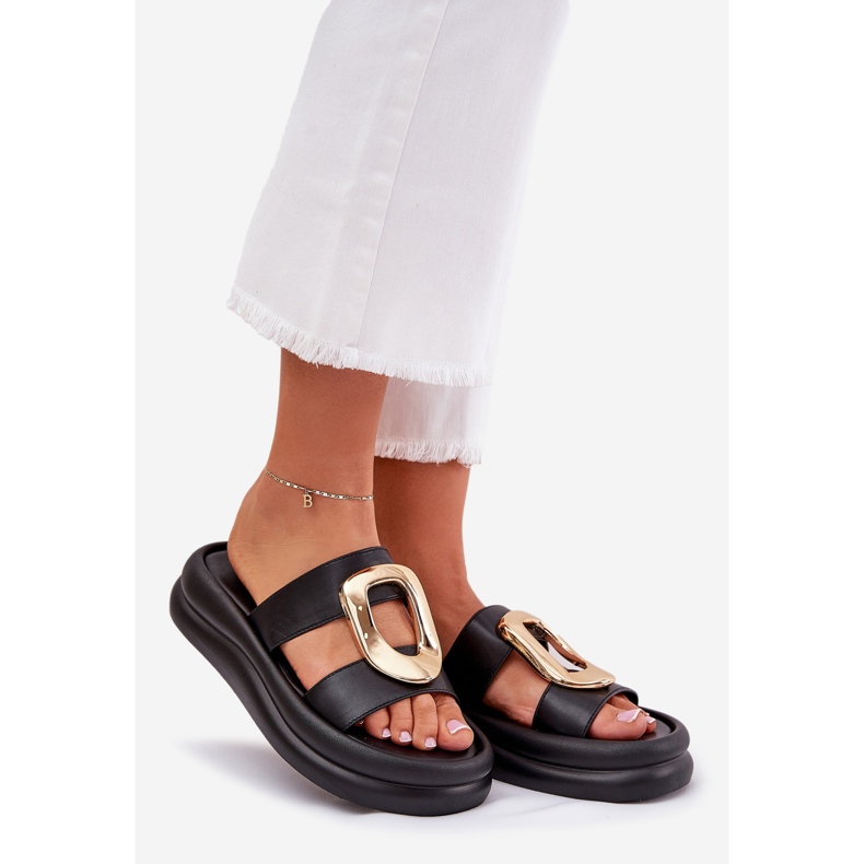 Flip Flip Flip Flip en la plataforma con detalles dorados negros 1 Flip Flip Flip Flip en la plataforma con detalles dorados negros 1