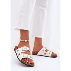 Chanclas para mujeres en una suela de corcho con hebillas y alfileres blancos 2 Chanclas para mujeres en una suela de corcho con hebillas y alfileres blancos 2