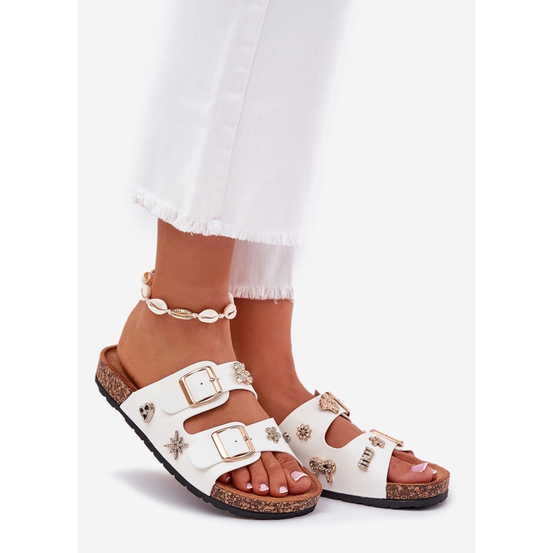 Chanclas para mujeres en una suela de corcho con hebillas y alfileres blancos 1
