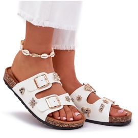 Chanclas para mujeres en una suela de corcho con hebillas y alfileres blancos 9