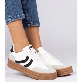 Zapatillas blancas zapatillas para mujeres con un accesorio negro blanco 1