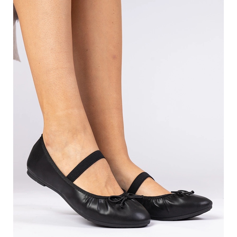 Ballerinas de mujeres negras con arco negro 1