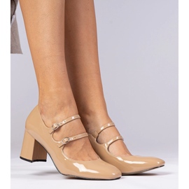 Bombas de mujer beige en el pilar con hebillas 1