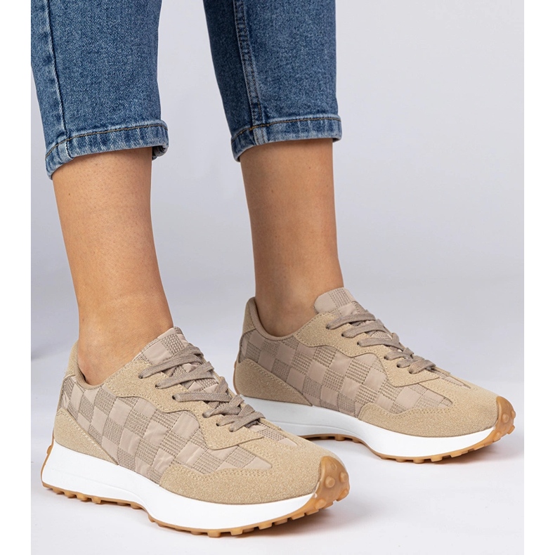 Zapatillas deportivas de mujer beige. 1