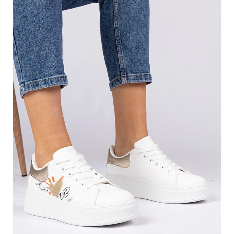 Zapatillas blancas y doradas zapatillas deportivas para mujeres con estampado blanco 1