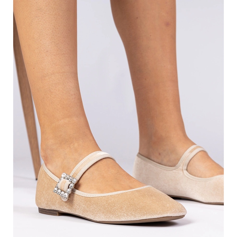 Ballerinas de terciopelo beige con una hebilla 1