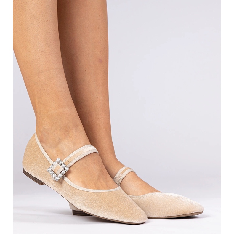 Ballerinas de terciopelo beige con una hebilla 2
