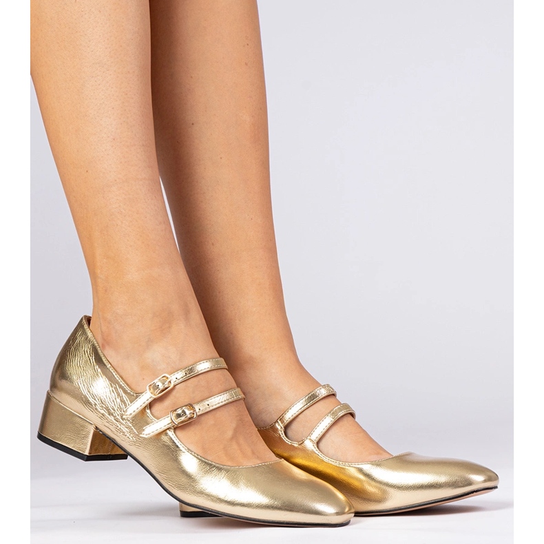 Bombas doradas para mujeres en el pilar con hebillas dorado 1