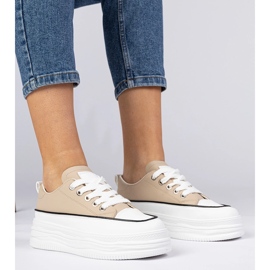 Zapatillas beige para mujeres en una suela alta 1 Zapatillas beige para mujeres en una suela alta 1