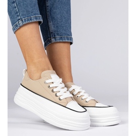 Zapatillas beige para mujeres en una suela alta 2