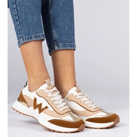 Zapatillas de deporte para mujeres blancas con un accesorio de leopardo blanco 1 Zapatillas de deporte para mujeres blancas con un accesorio de leopardo blanco 1