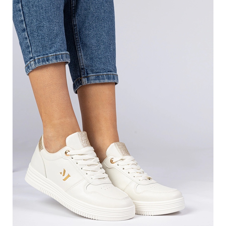 Zapatillas beige para mujeres con brocado dorado 1 Zapatillas beige para mujeres con brocado dorado 1