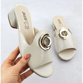Zapatillas en un bloque con un adorno barnished beige jezzi 214 4