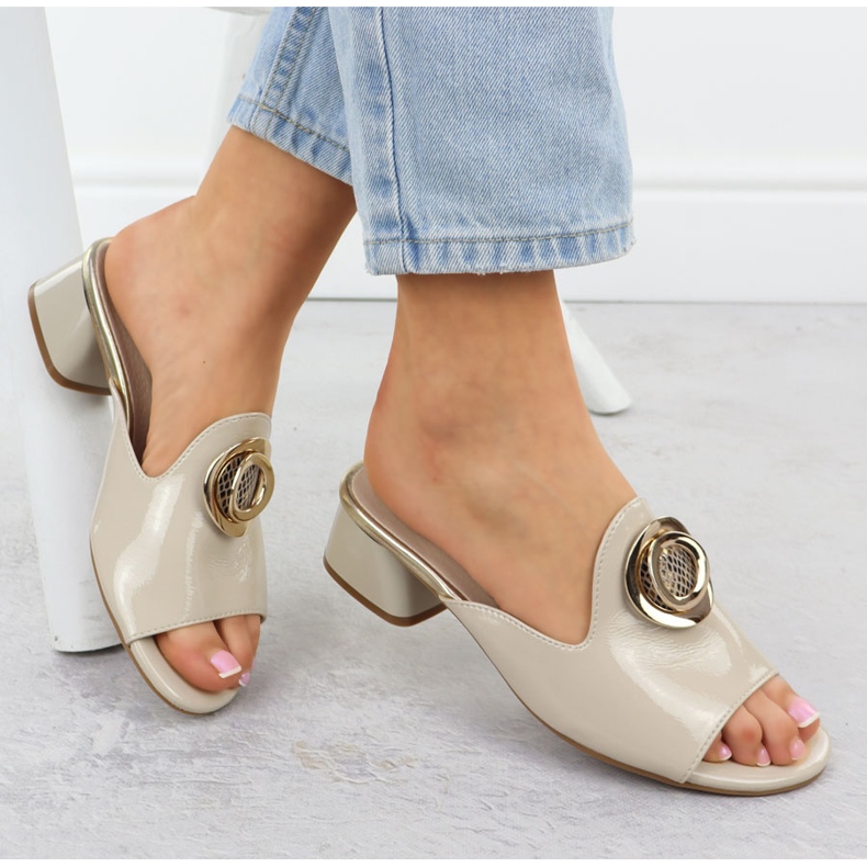 Zapatillas en un bloque con un adorno barnished beige jezzi 214 1