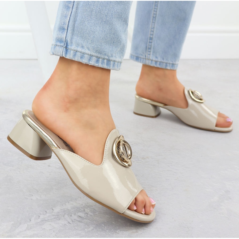 Zapatillas en un bloque con un adorno barnished beige jezzi 214 2