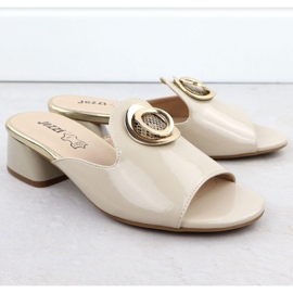 Zapatillas en un bloque con un adorno barnished beige jezzi 214 5