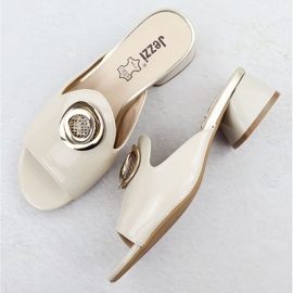 Zapatillas en un bloque con un adorno barnished beige jezzi 214 6