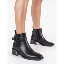 Botas clásicas con cinturón negro 1
