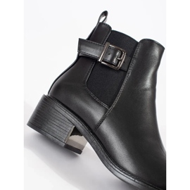 Botas clásicas con cinturón negro 3