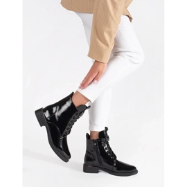 Botines de mujer negros con cordones fabricados en charol ecológico 2