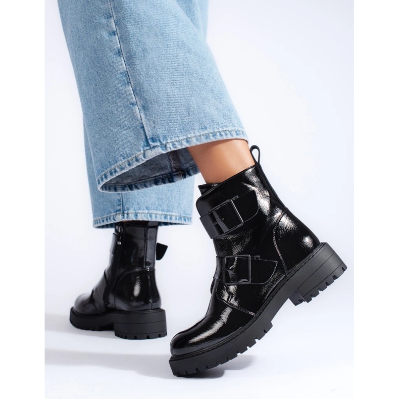 Bolsos de mujer negros con hebillas. 1