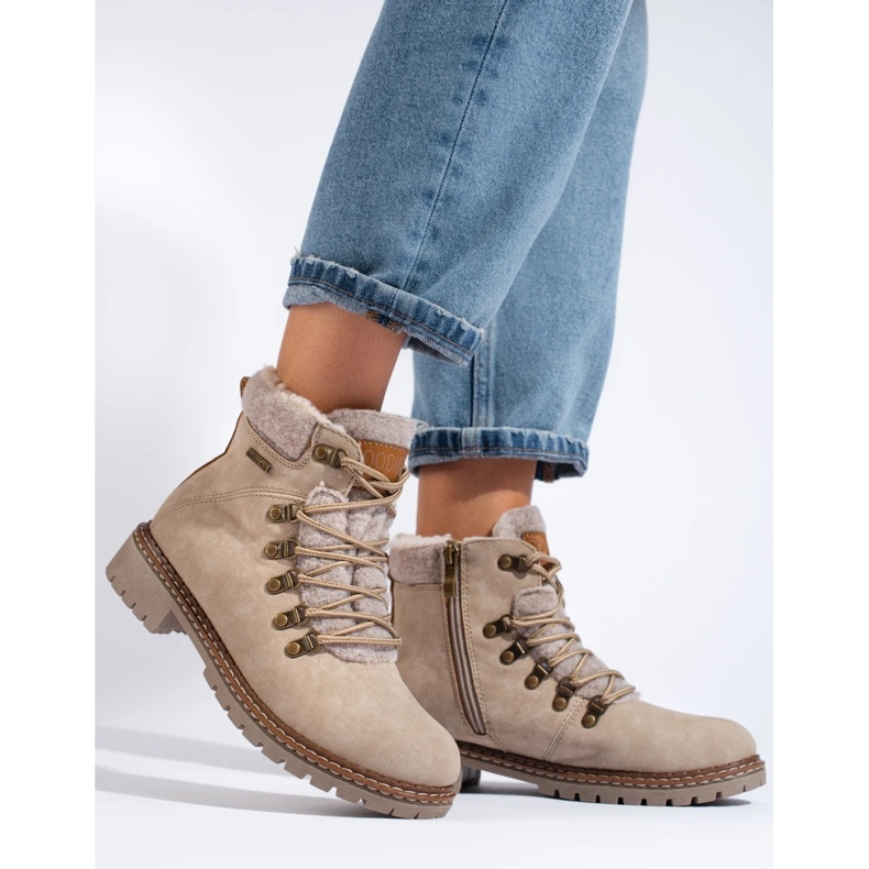 Botas beige de mujer con abrigo de piel de cordero 2