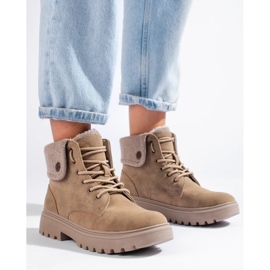 Botas de mujer beige con forro de piel de oveja. 1