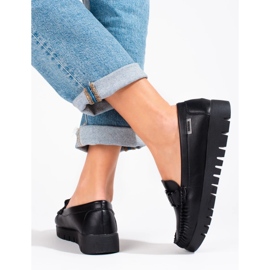 Mocasines negros de mujer en la plataforma. 2