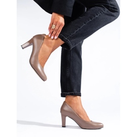 Zapatos de tacón beige oscuro clásicos de Shelovet 1