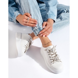 Deportivas blancas con mariposas. blanco 2