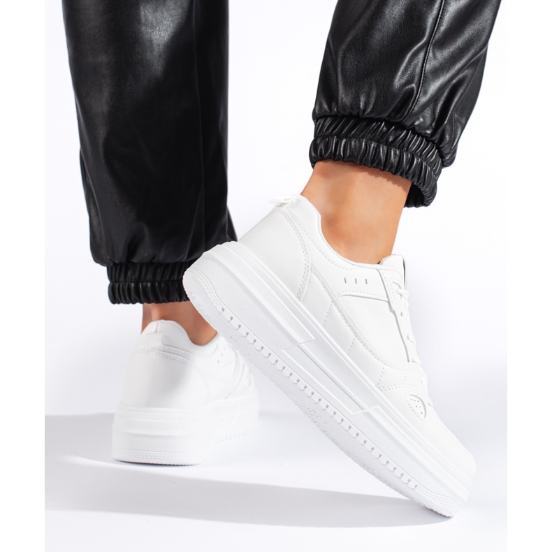 Zapatillas y zapatillas deportivas de mujer blancas. blanco 1