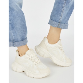 Zapatillas beige con suela gruesa. 1