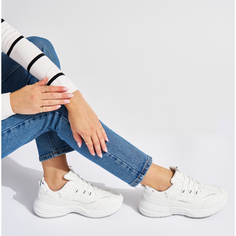 Deportivas blancas de mujer con suela gruesa. blanco 1