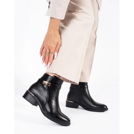 Botines de mujer negros con elementos dorados. 1