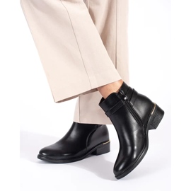 Botines de mujer negros con elementos dorados. 4