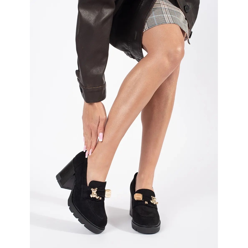 Zapatos de mujer negros de ante con tacón y decoración metálica. 1