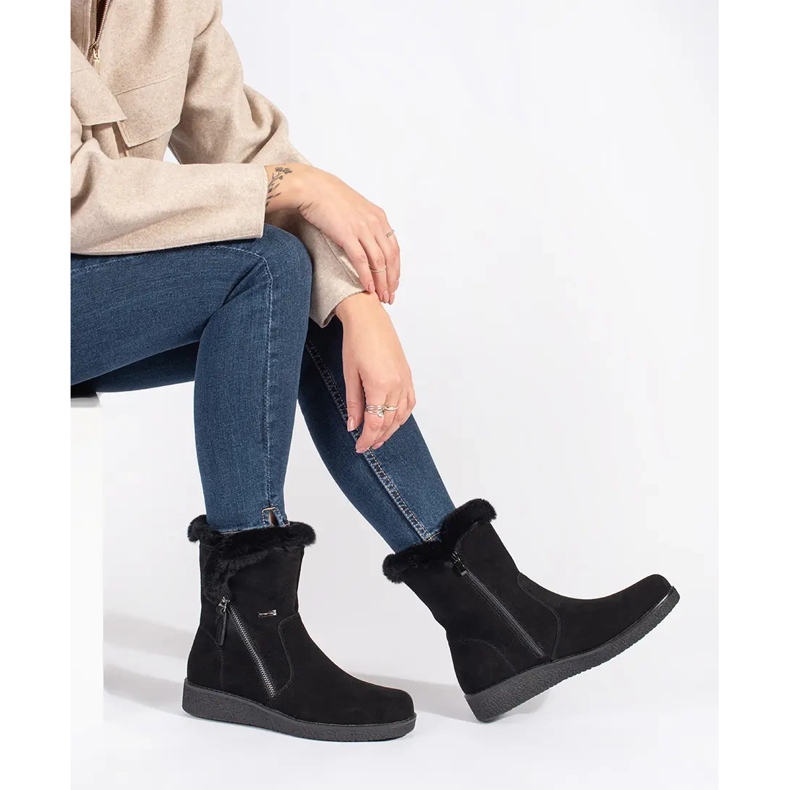 Botas de mujer aisladas de piel negra con pelo de Sergio Leone negro 1