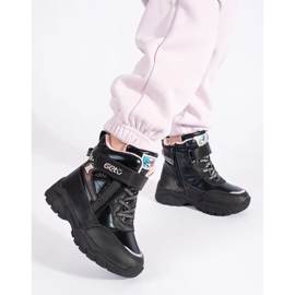 Zapatos de niña negros con suela gruesa. 1 Zapatos de niña negros con suela gruesa. 1