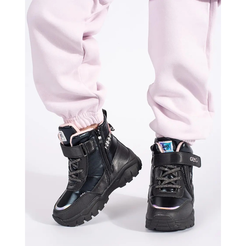 Zapatos de niña negros con suela gruesa. 2 Zapatos de niña negros con suela gruesa. 2