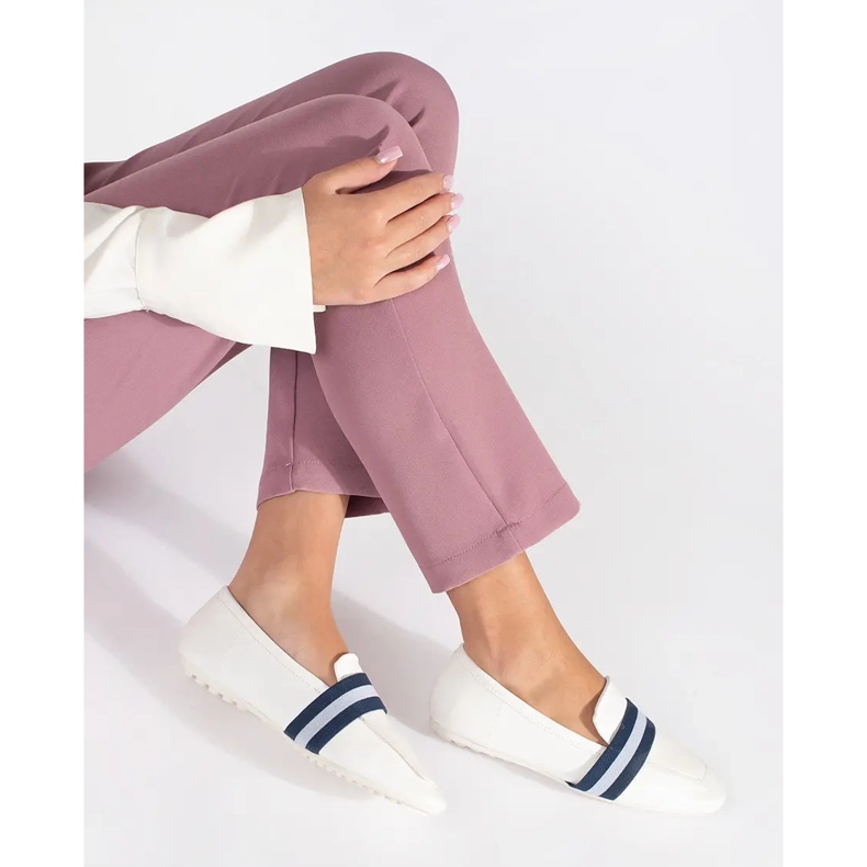 Bailarinas blancas con rayas decorativas. blanco 2