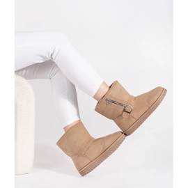 Botas de nieve de mujer beige claro con hebilla decorativa y cremallera. 2