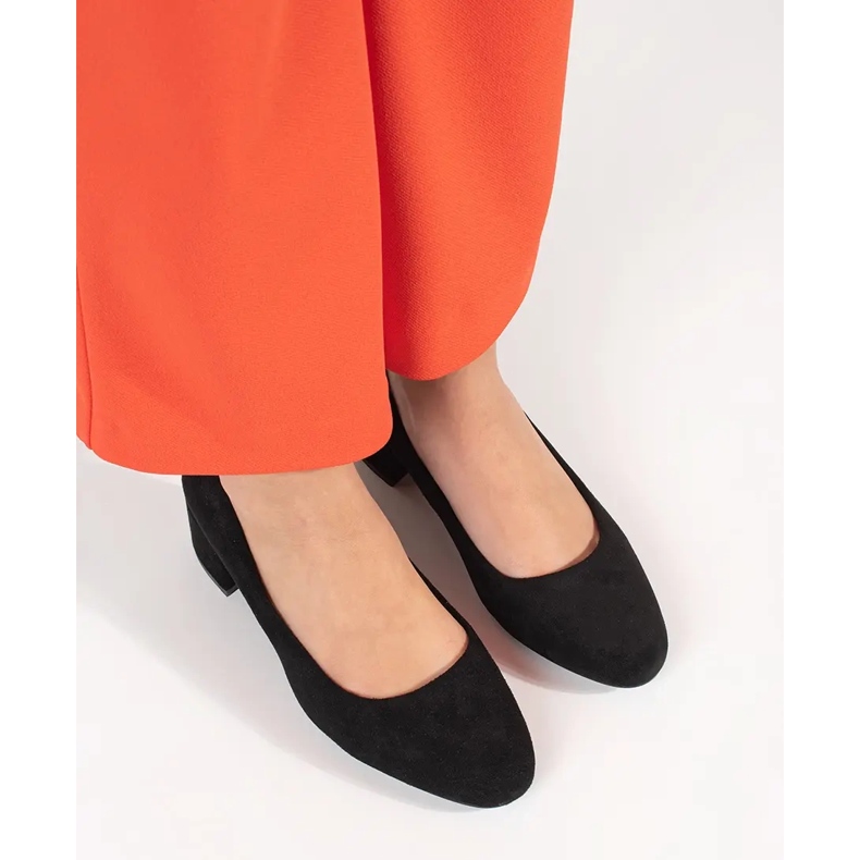 Bombas de gamuza negra en la publicación Sergio Leone negro 2