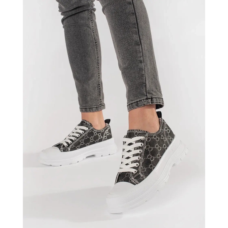 Zapatillas negras en la plataforma con decoraciones negro 1