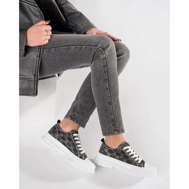 Zapatillas negras en la plataforma con decoraciones negro 2