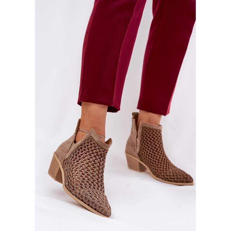 Tacones altos de mujeres abiertas con recortes y trenza de color caqui beige 2