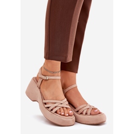 Sandalias en la plataforma y cuñas con beige ecológico 1