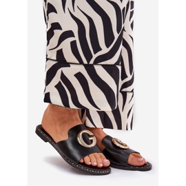 Zapatillas para mujeres de cuero ecológica con un detalle decorativo negro 1 Zapatillas para mujeres de cuero ecológica con un detalle decorativo negro 1