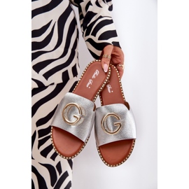 Zapatillas para mujeres de cuero eco con un detalle de plata decorativo gris 8