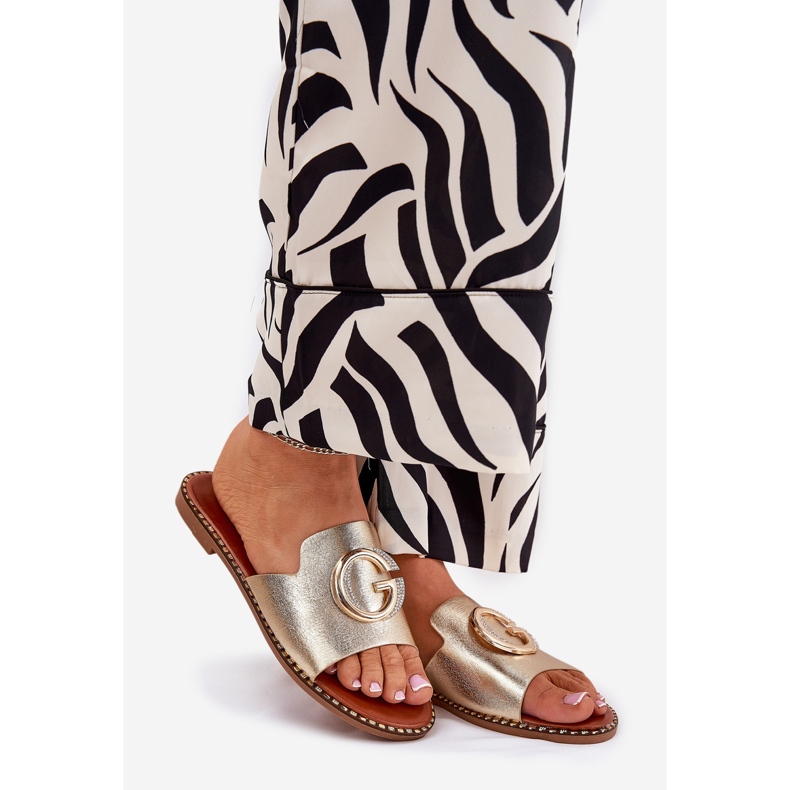 Zapatillas para mujeres de cuero ecológica con un detalle de oro decorativo dorado 1